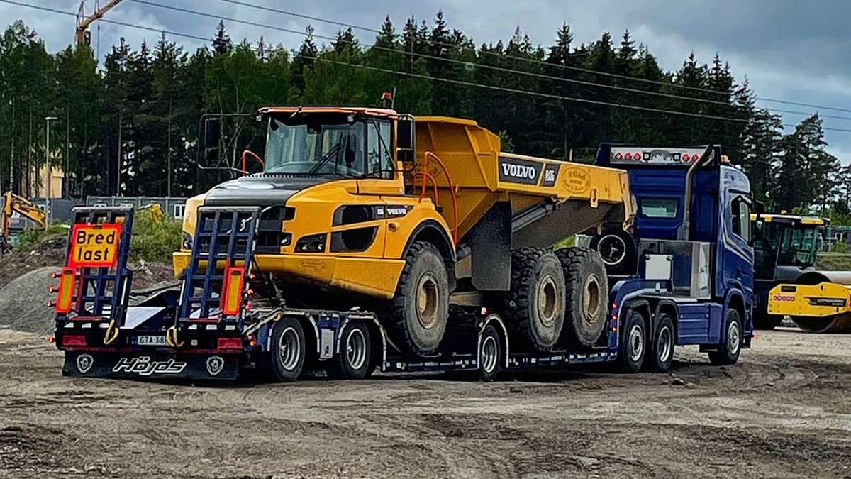 Trailer med fordon på